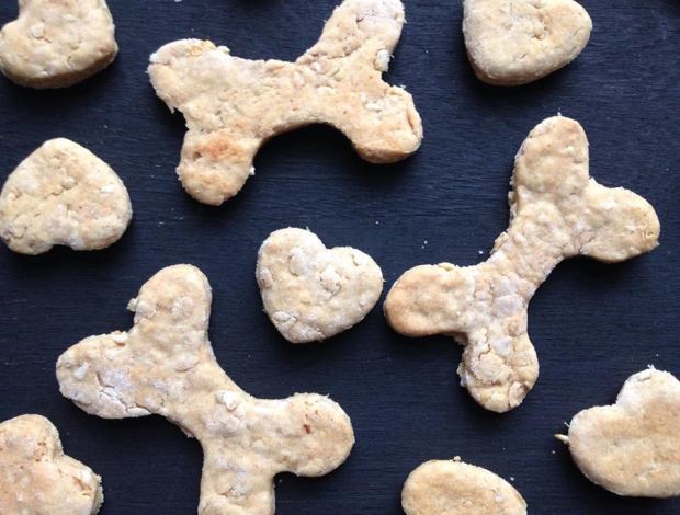 Biscuit pour chien au beurre d'arachide en forme d'os et de cœurs - Peanut butter dog biscuits in the shape of bones and hearts